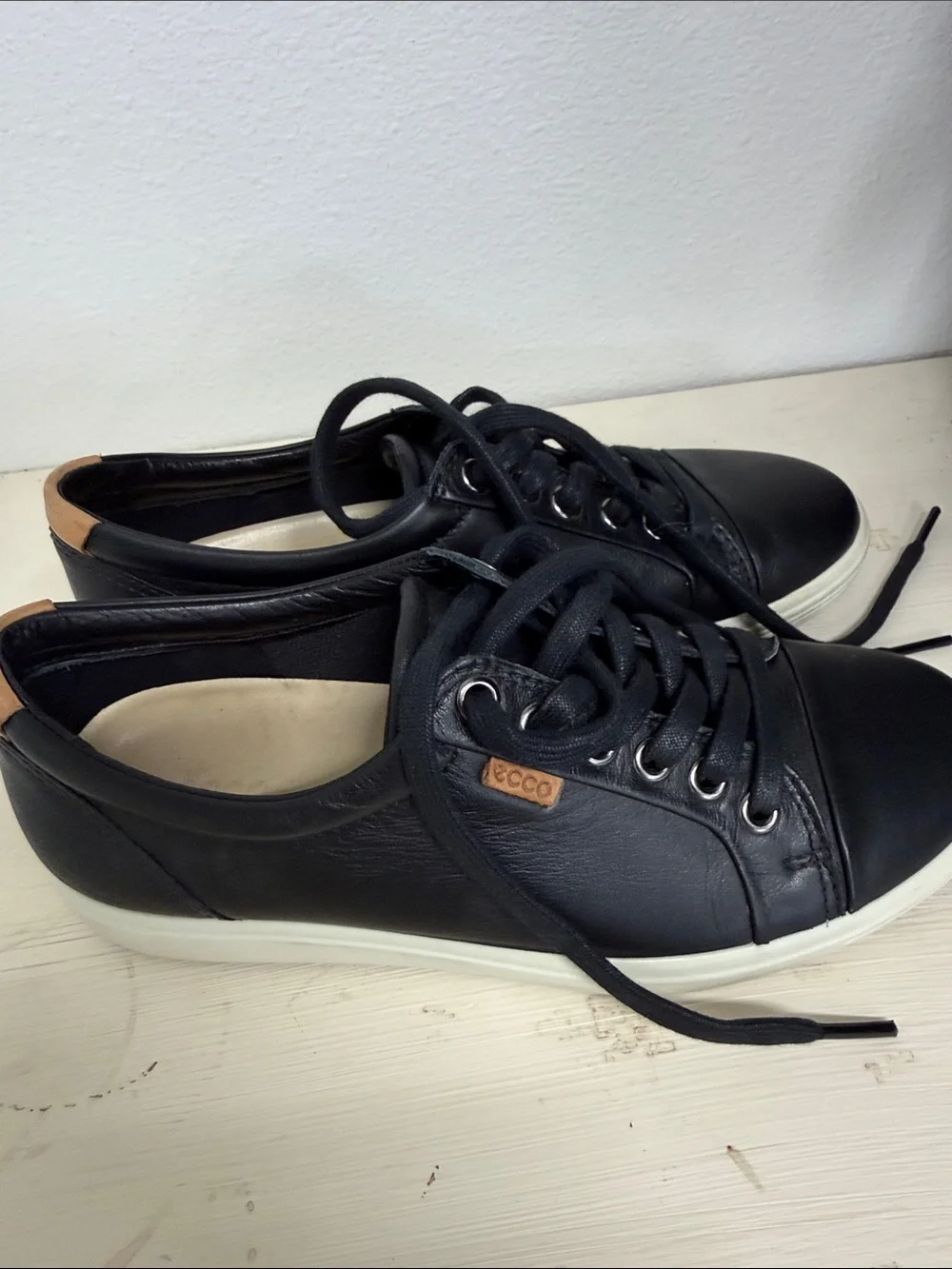 ECCO  Black Leather Lace-Up Sneakers sz 6